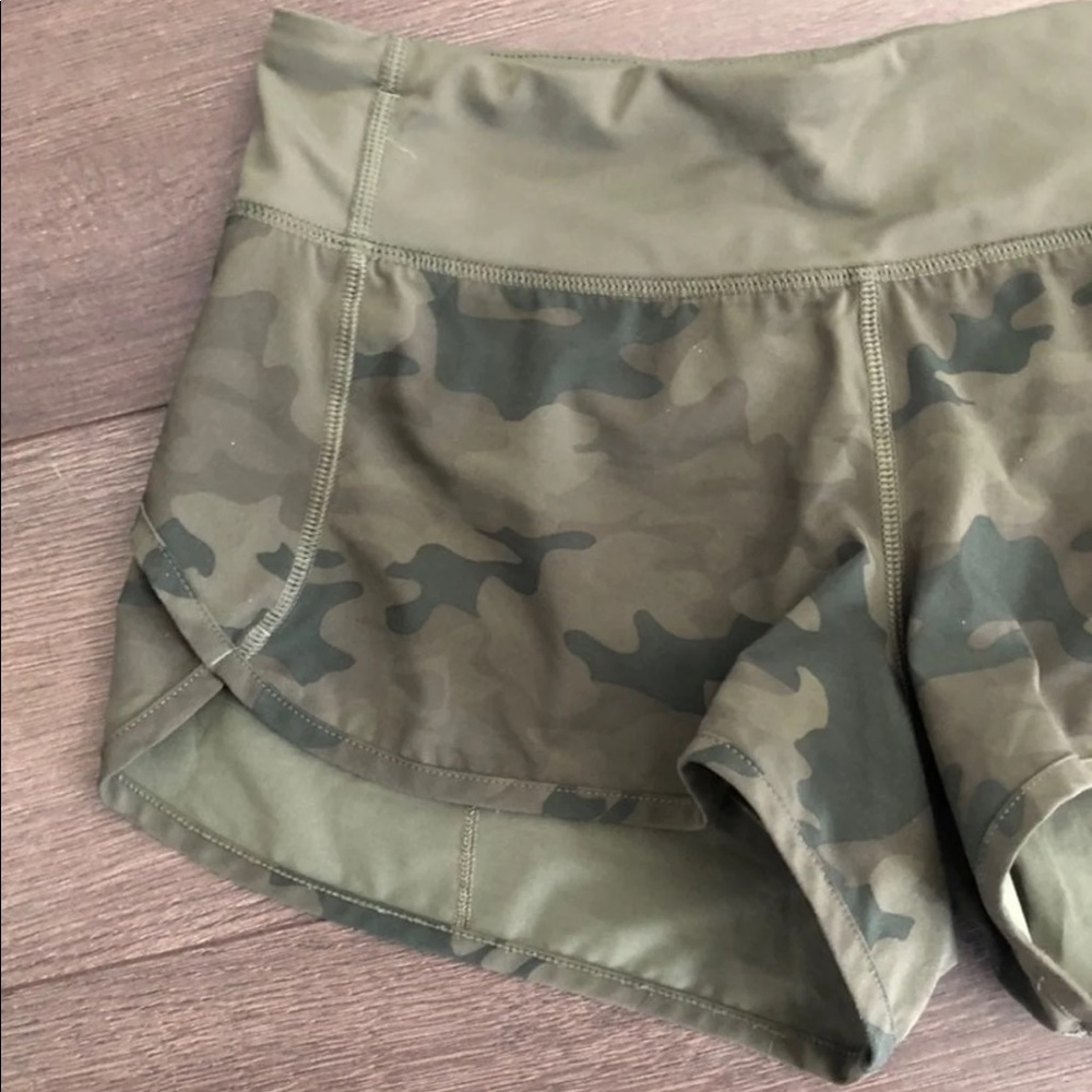 RARE! π Lululemon Camo Speed Shorts Sz. 4 β 2.5β - Picture 10 of 12